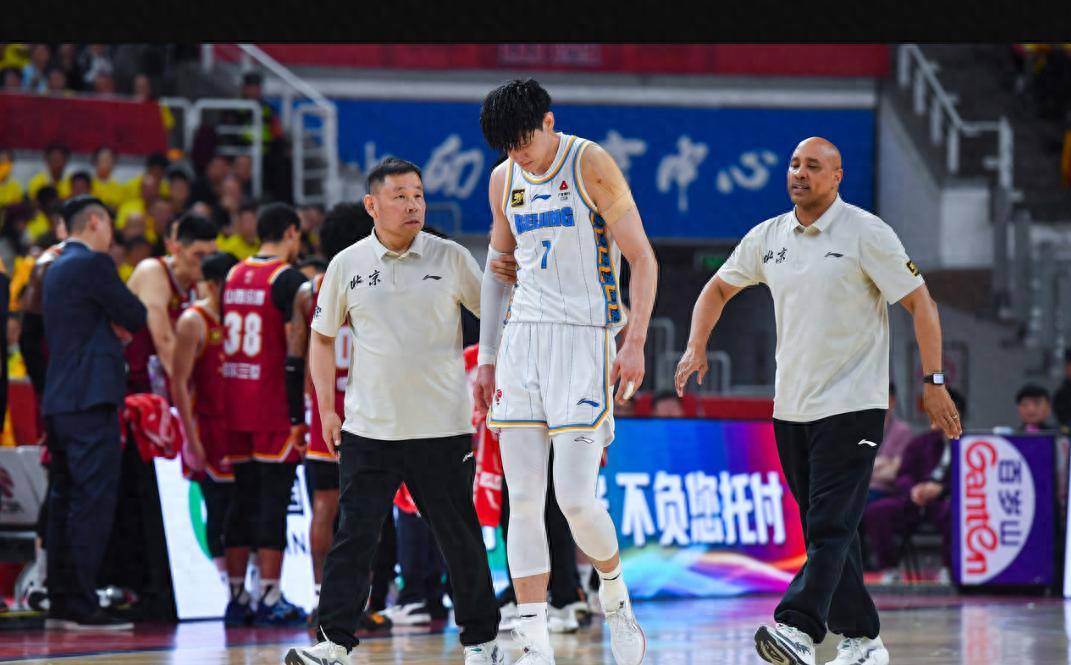 包含篮球比赛现场一球定胜负，球迷情绪高涨的词条